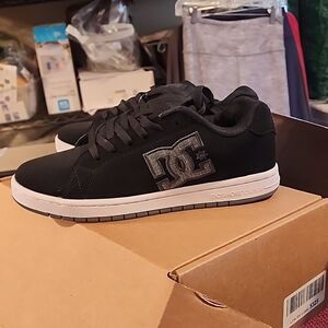 DV MENS GAVELER SHOES NWT SIZE 9